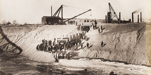 Reversing the flow of the Chicago River in 1900